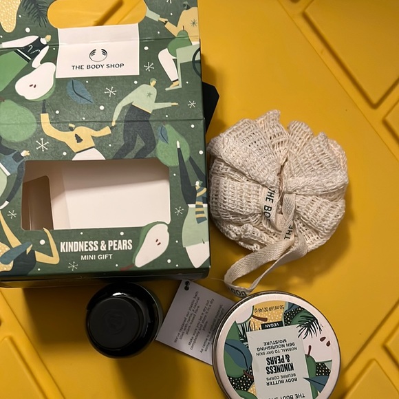 The Body Shop- kindness & pears Mini Gift Set - Picture 2 of 3